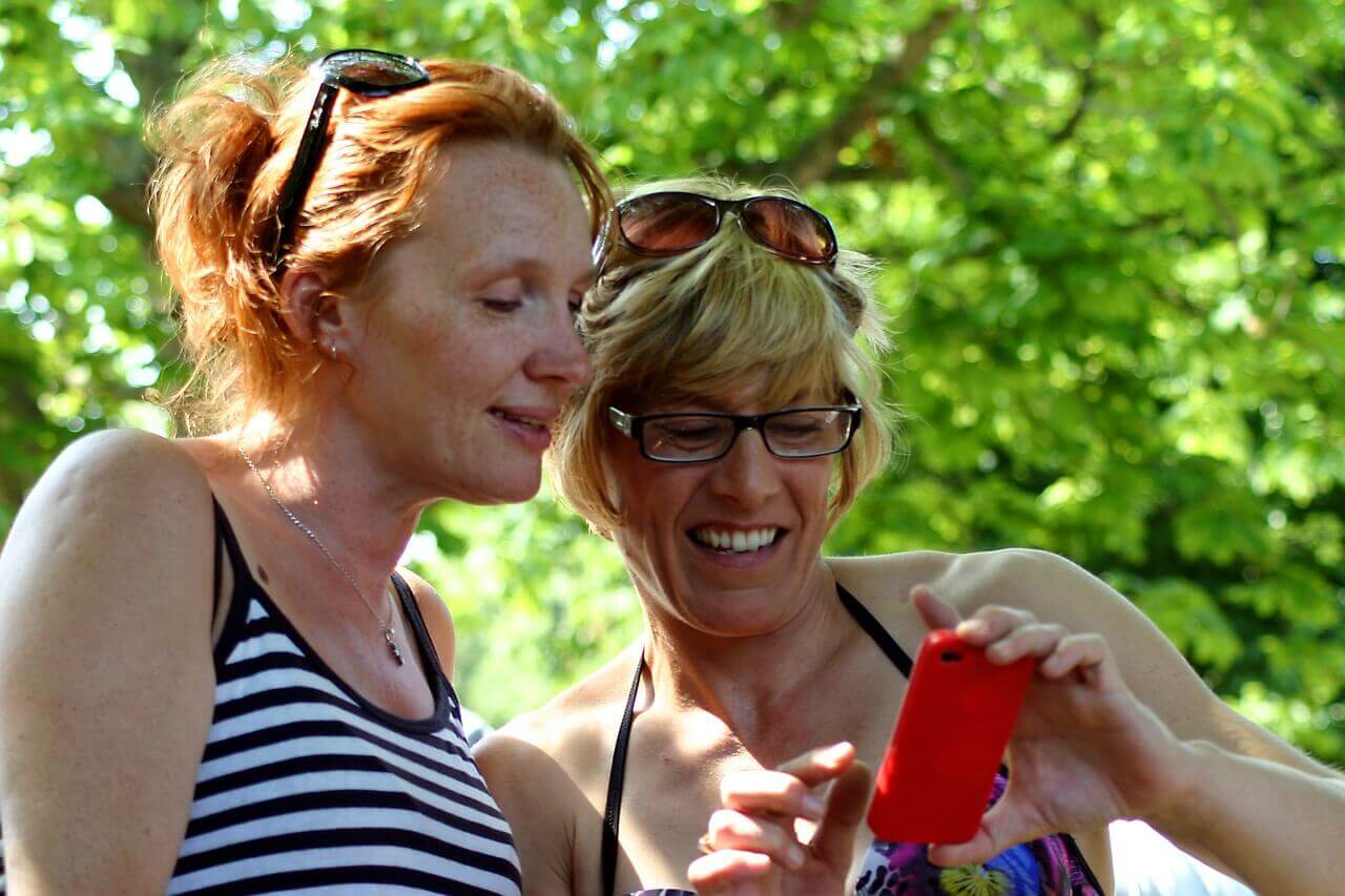 due-donne-che-guardano-il-telefono